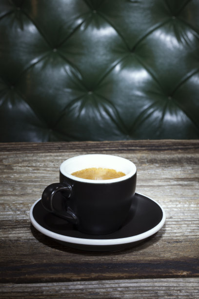 老式的桌子上放着浓缩咖啡和咖啡豆。图片下载