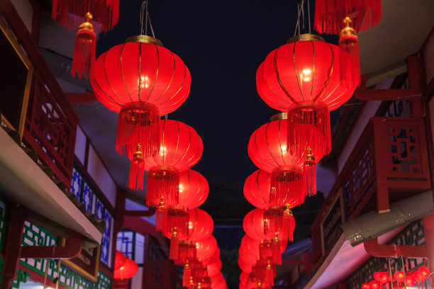 传统的中国红夜户外古董吊挂灯，用金色流苏装饰街道灯，建筑和商店庆祝春节图片下载
