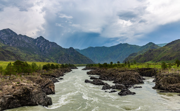 在阿尔泰山的卡顿河上游的山上，戏剧性的雷暴云图片下载