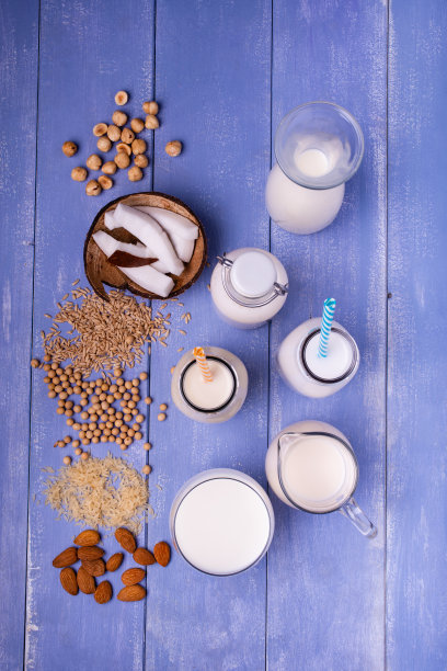 各种各样的全蔬菜和有机牛奶在玻璃容器图片下载