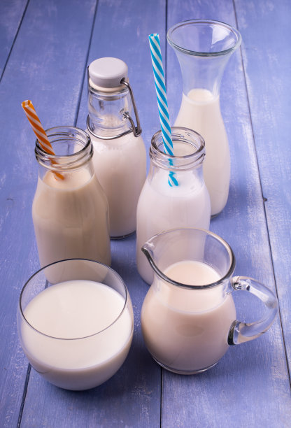 各种各样的全蔬菜和有机牛奶在玻璃容器图片下载