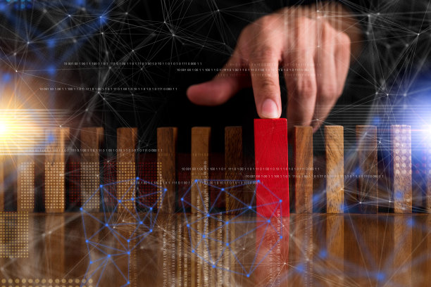 商人在木桌上选择红色木块，黑色背景的商业组织创业理念，地面商业组织创业理念图片下载