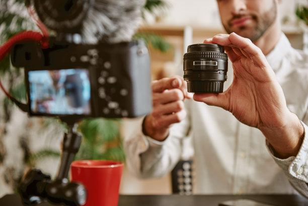 技术博客。特写照片的博主的手显示镜头在线和谈论其优势图片下载