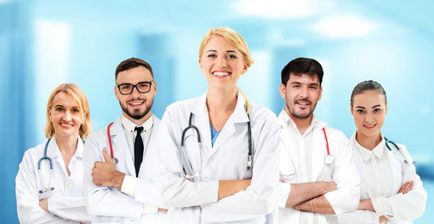 医疗保健的人。在医院办公室或诊所与其他医生、护士和外科医生一起工作的专业医生。医疗技术研究所和医生人员的服务理念。图片下载