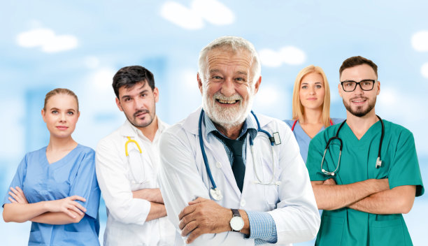 医疗保健的人。在医院办公室或诊所与其他医生、护士和外科医生一起工作的专业医生。医疗技术研究所和医生人员的服务理念。图片下载