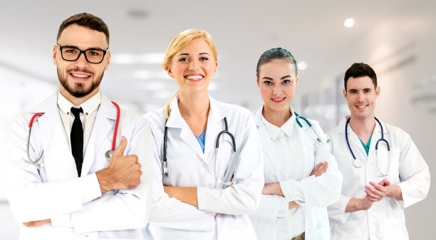 医疗保健的人。在医院办公室或诊所与其他医生、护士和外科医生一起工作的专业医生。医疗技术研究所和医生人员的服务理念。图片下载