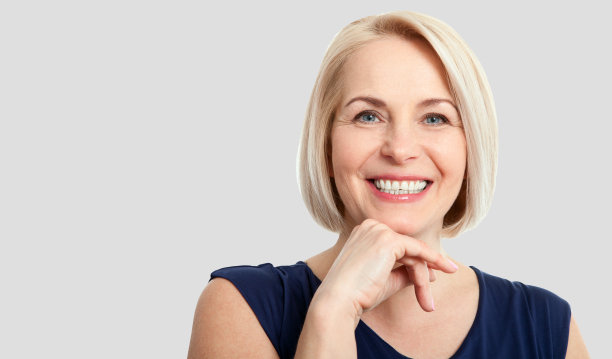 友好微笑的中年商业妇女孤立在白色ba图片下载