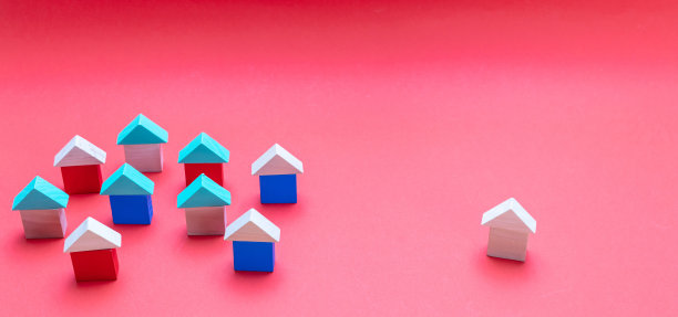 一个房子的模型远离其他，红色的背景图片下载