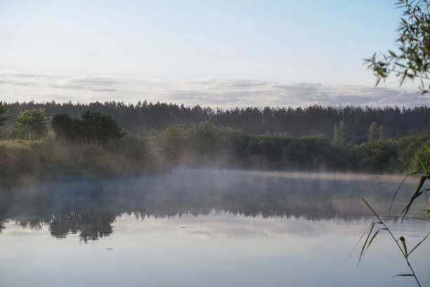 乡间的一条美丽的河流被雾笼罩着。欧洲风景的俄罗斯和西伯利亚。宁静的自然景色。股票的背景,照片图片下载
