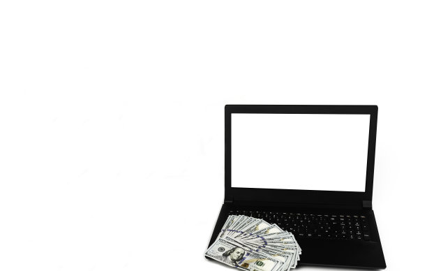笔记本电脑或笔记本电脑与广泛的美元现金隔离在白色背景和干净的空白显示-模板模拟图片下载