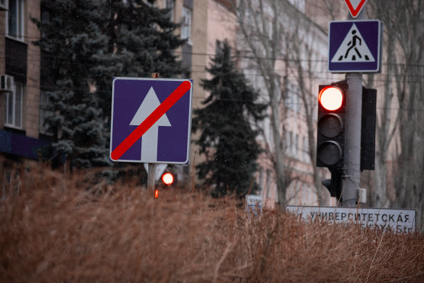 禁止路牌靠近红绿灯，位于立柱上图片下载