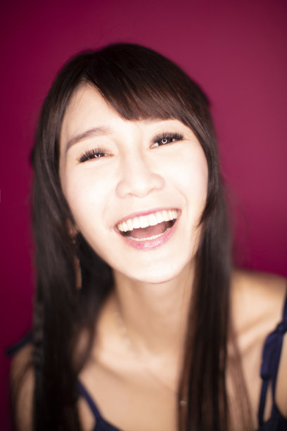 红色背景上的惊讶兴奋的女人图片下载