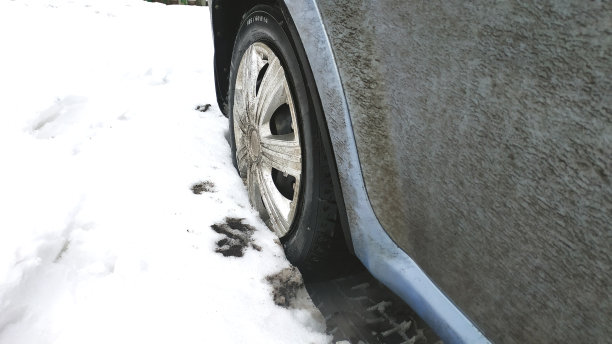 雪地里的汽车车轮。雪地里的轮胎。冬用轮胎。图片下载