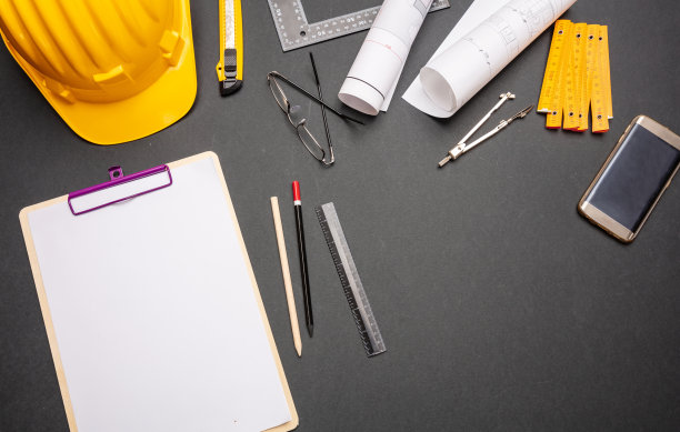 项目蓝图，黄色安全帽和工程工具黑色图片下载