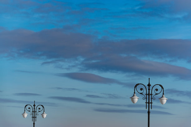 街灯映着蓝天和白云图片下载