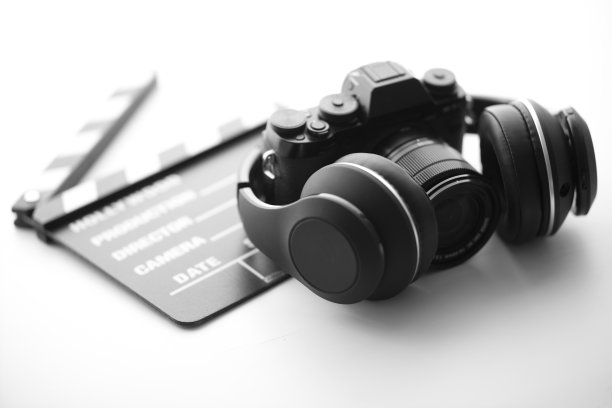 好莱坞板，耳机和相机在白色图片下载