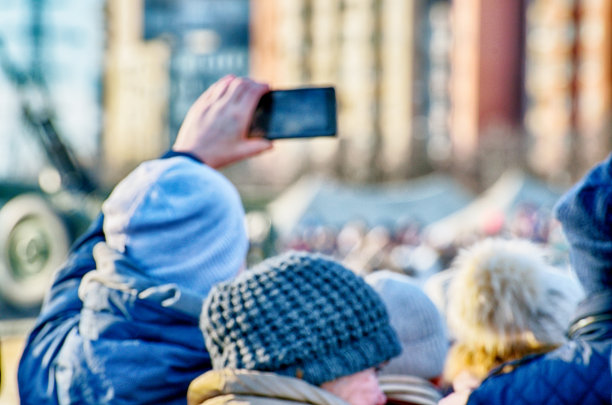用智能手机拍摄事件。图片下载