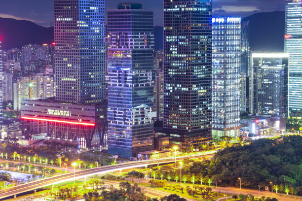 深圳市中心的高楼大厦和交通道路在晚上。图片下载