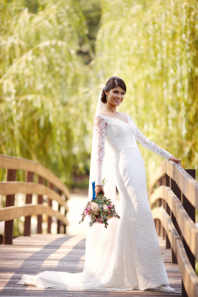 美丽的肖像新娘穿着时尚的婚纱与奢华的喜悦化妆和发型，室内照片图片下载