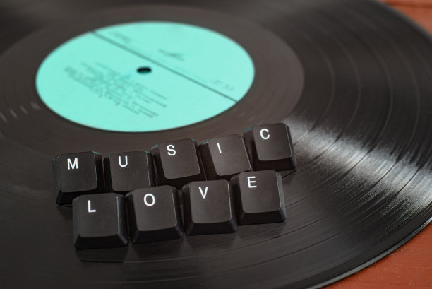 键盘按键字母音乐爱在黑色黑胶唱片上。图片下载