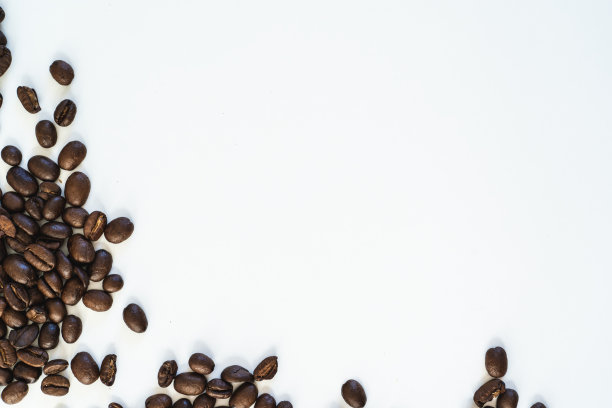 一堆咖啡豆，近距离孤立在白色背景上图片下载