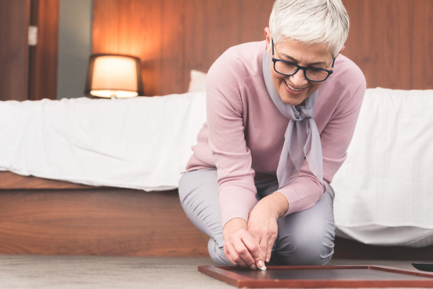 女人在黑板上写字图片下载