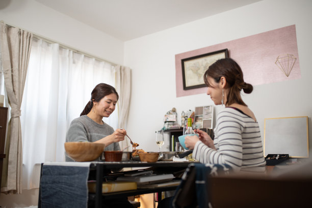 两个女性朋友在家里一起吃午饭图片下载