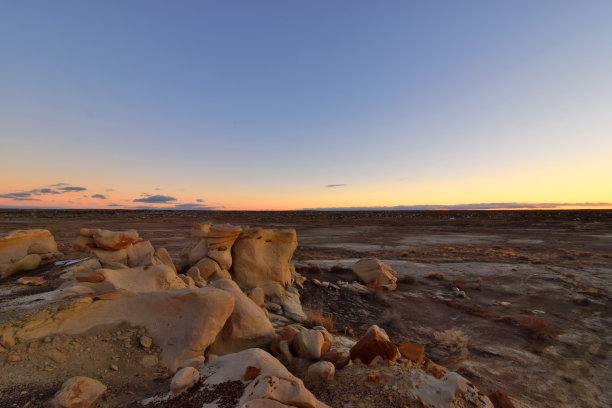 白岩，新墨西哥- 2019_01.11:冬天的日落在另一个世界的比斯蒂德纳津badlands图片下载