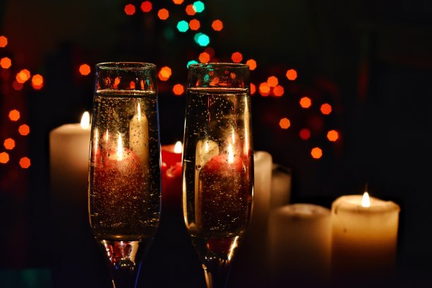 用蜡烛和香槟庆祝图片下载