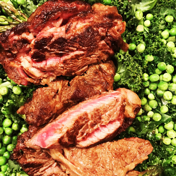 三分熟牛排和新鲜蔬菜图片下载