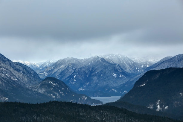 冬季雪山与海湾图片下载