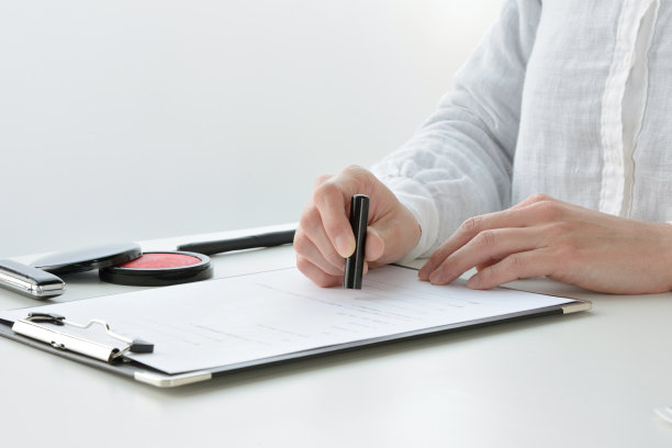 在日本，妇女签订合同素材图片