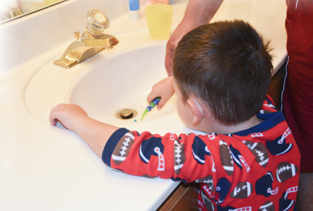 男孩刷牙图片下载