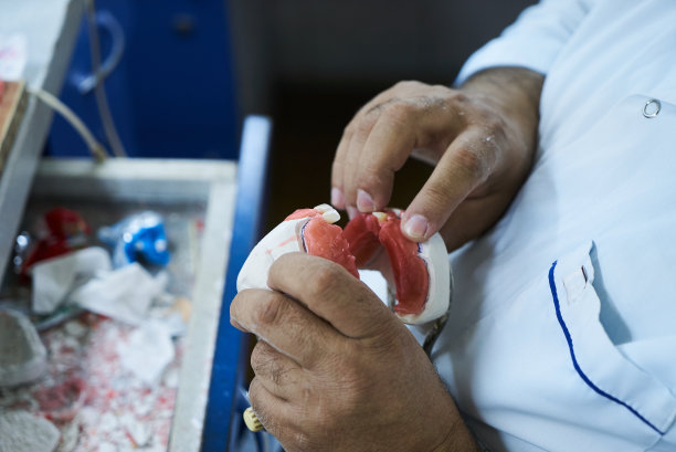 牙科技术员用假牙工作的牙医图片下载