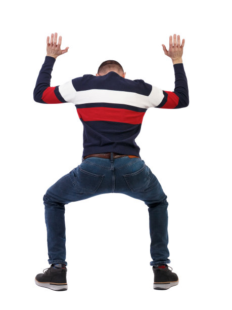 后视图。男人保护手不被从上面掉下来的东西伤害。图片下载