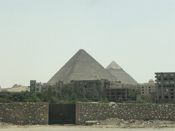 吉萨金字塔和卡夫拉金字塔远眺开罗郊区图片下载