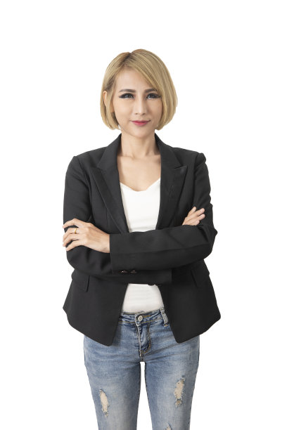 商界女性双臂交叉站在白色的背景下，看起来很自信。图片下载