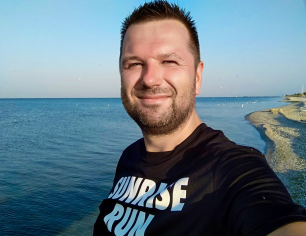 一个男人的肖像在大海的背景前奔跑图片下载