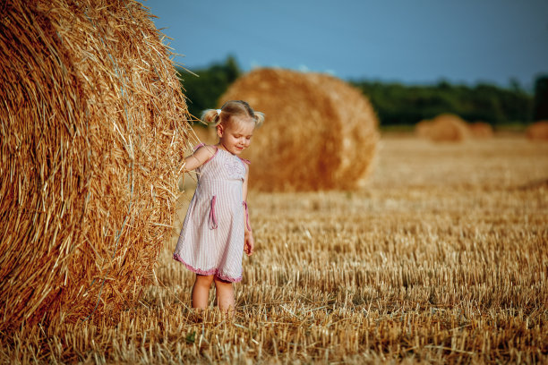 小女孩走在胡茬里图片下载