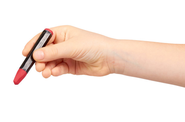 孩子手里拿着彩笔，有写字和画画的姿势。图片下载