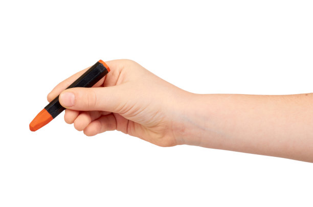 孩子手里拿着彩笔，有写字和画画的姿势。图片下载