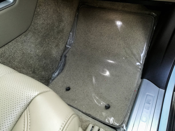 清洗后现代车辆内部清洁光亮座椅图片下载