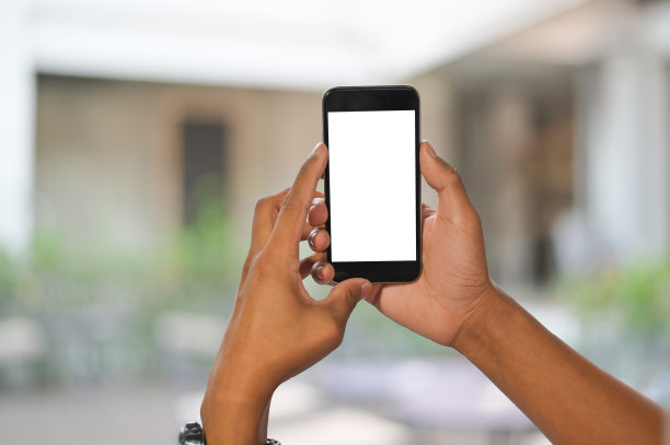 模拟手机在手与模糊的背景。图片下载