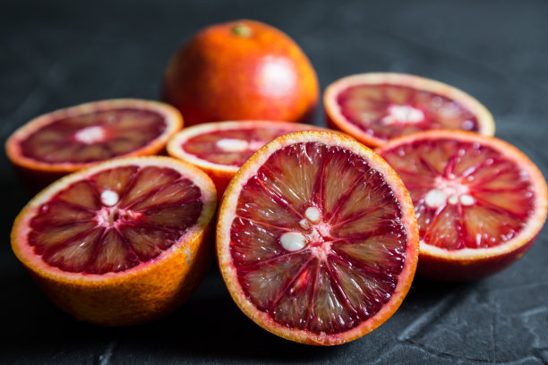 深色背景上的红色橙色图片下载