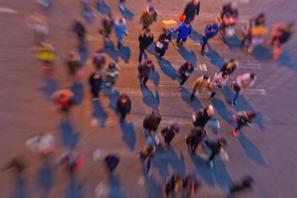 傍晚，斑马线上匆忙的行人，图片下载