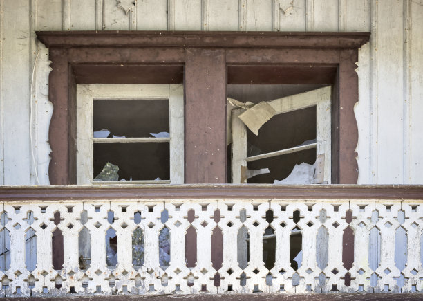 木制废墟中破碎的窗户图片下载