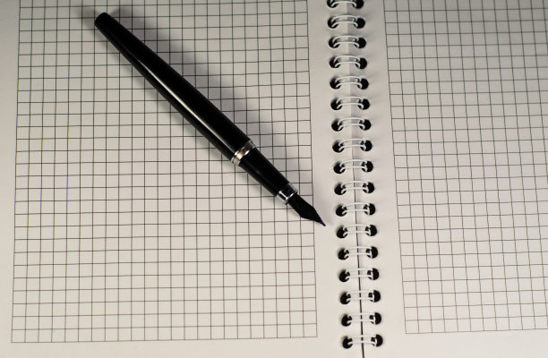 用钢笔打开笔记本图片下载