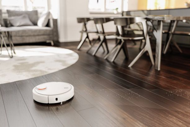 吸尘器机器人打扫客厅地板素材图片