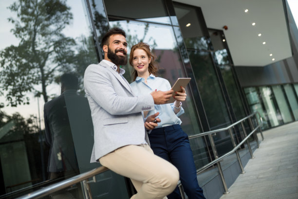男人和美女作为商业伙伴的照片图片下载