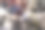 伐木工人在明亮的阳光下锯树。一个人用电锯锯木头。建筑和木材。股票的背景,照片。图片下载